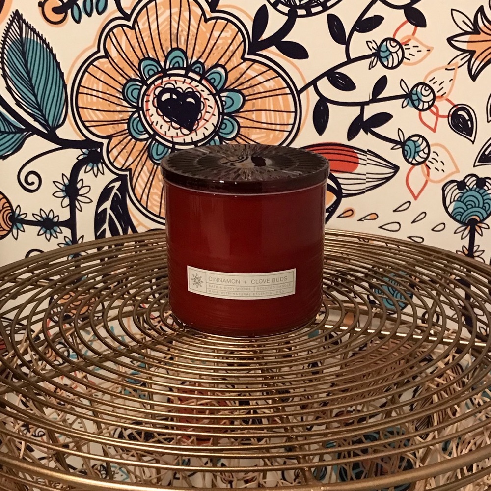 NWT Bath & Body Works “Cinnamon & Clove Buds” 3-wick candle with glass top 2021